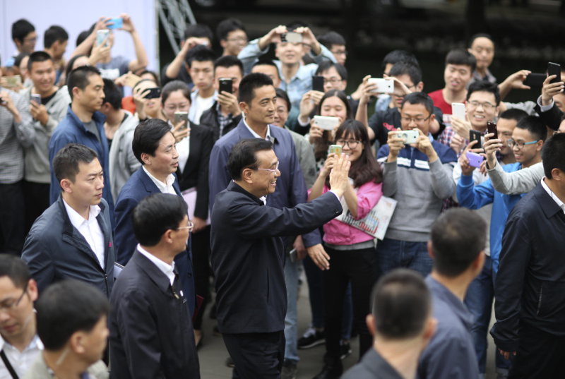 在成都益民菜市，李克强与群众交流，了解市场供应、农药残留检测等情况，对这里通过“互联网+”搭建农产品直销大平台、降低成本表示赞许。他说，要切实落实“菜篮子”市长负责制，保证市场供应，严守食品安全，保障困难群众基本生活。