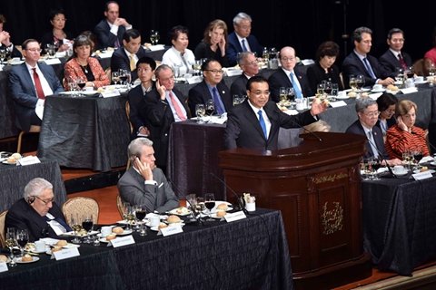 李克强总理：中美之间的确有误解也有分歧，但总体来讲我们之间的理解远远大于误解分歧。具体分歧经常会有，但关键在于如何看待和处理。比如你说华尔道夫饭店是中国国家所有的，我想做一更正，是中国一家民营企业购买了华尔道夫的股权，但还是美国企业家长期负责经营，(掌声)所以我这次下榻的依然是美国人管理的酒店。(笑声 掌声)