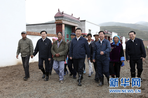 这是8月23日上午，习近平在海东市互助土族自治县五十镇班彦村新村建设工地考察易地扶贫搬迁情况。 新华社记者 庞兴雷