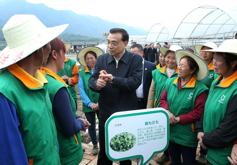 在雅安市政务服务中心，李克强与工作人员和办事群众交谈，了解简政放权进展、“五险一金”政策调整和企业对全面实施营改增感受等。他强调要继续打好改革攻坚战，使更多改革红利惠及企业和群众。