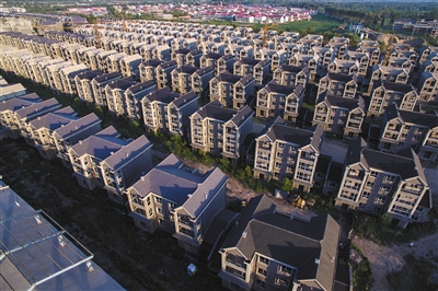 7月7日，山西省太原市，某房地产开发商近百栋豪华别墅停工多年被杂草包围，从空中望去酷似“鬼城”。图/视觉中国