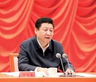 图为：2015年2月2日,省部级主要领导干部学习贯彻十八届四中全会精神全面推进依法治国专题研讨班在中央党校开班。中共中央总书记、国家主席、中央军委主席习近平在开班式上发表重要讲话。三、敬畏法纪