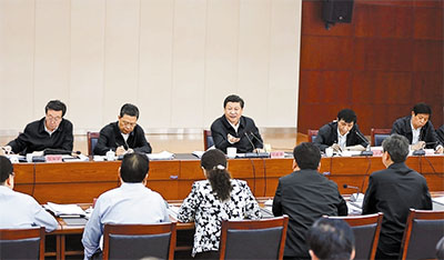 图为：2014年5月9日，中共中央总书记、国家主席、中央军委主席习近平到党的群众路线教育实践活动联系点河南省兰考县，指导兰考县委常委班子专题民主生活会并发表重要讲话。