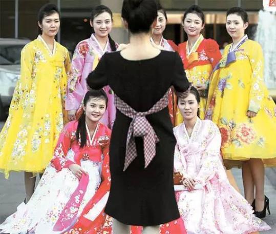 近日，朝鲜一家驻外餐厅的13名员工集体投奔韩国的消息引爆媒体关注。熟悉朝鲜内情的一消息人士透露，尚在中国境内的该餐厅其他朝鲜员工中没有人等待赴韩，或是受到韩国政府的保护。韩联网报道，除了13名投诚人员之外，这家餐厅还有5-7名朝鲜员工身在中国境内。图为朝鲜驻华大使馆附近的餐厅内朝鲜女服务员们的团体照片。
