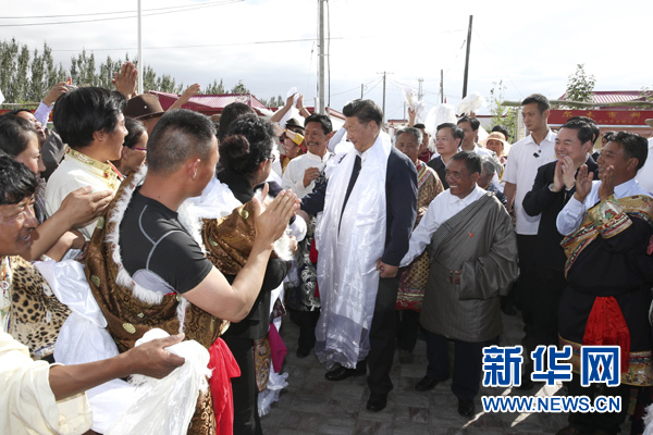 8月22日至24日，中共中央总书记、国家主席、中央军委主席习近平在青海调研考察。这是8月22日下午，习近平在海西蒙古族藏族自治州格尔木市唐古拉山镇长江源村看望藏族村民并与他们亲切交谈。 新华社记者 庞兴雷