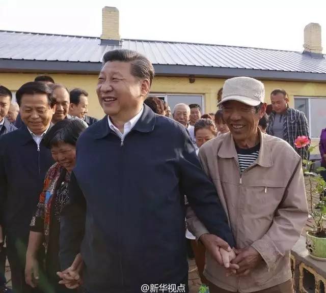 图为：2016年5月23日上午，习近平总书记到黑龙江省考察调研。习近平来到伊春上甘岭林业局溪水经营所林场老职工刘养顺家。