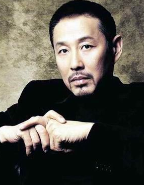 【陈道明（影视演员）】现代人谁没压力？难道只有你有压力？你压力有老百姓大吗？演员，比普通老百姓挣得多、社会关注度高，要非说有压力，也是在名利场想出名、想风光的压力。用压力解释吸毒，纯属借口。我们从艺者要永远记住，无论文化水平高低，首先要有基本教养，吸毒，就是没教养。