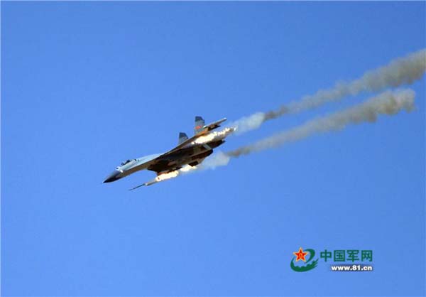 　3月15日13时50时，刺耳的战斗警报在海拔3700余米的雪域高原某机场骤然响起。刚率队从西南腹地飞跨千里转场而来的西部战区空军航空兵某师师长陈晖，征尘未洗，再次带队升空，数架战机吐着耀眼的火舌拔地而起，利箭般直刺云霄，迅即展开空中警巡任务。