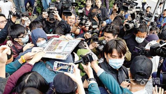 2月12日，首批暴乱案犯提堂，港独”分子引领逾五十名支持者筑成人链，掩护被告离开法庭 图