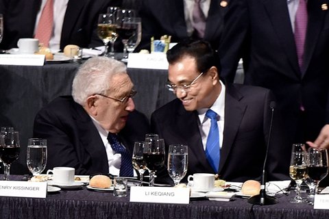 李克强总理：美中两国应共同向世界发声，我们都支持现行国际贸易体系安排，支持在世界贸易组织框架下推进贸易自由化和投资便利化。中美两国和其他国家一起在国际上发声，有利于避免逆全球化形成势头，也有利于避免设置贸易壁垒、以邻为壑的现象发生，避免影响世界经济复苏的大局。