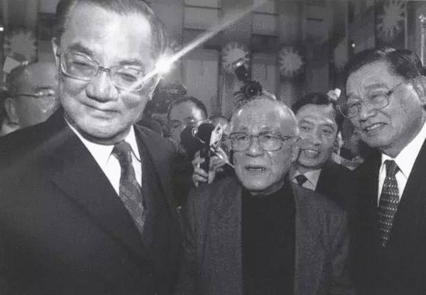 二〇〇五年二月二十七日国民党邀请“二二八”事件当事人陈明忠于“二二八”纪念会现身说法。会中陈明忠呼吁族群和解，并促成连战访问北京展开“破冰之旅”。