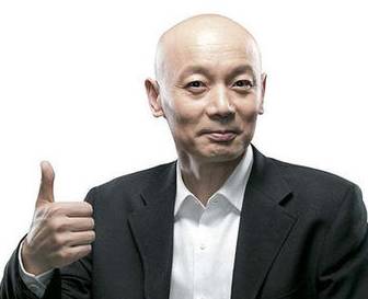 【葛优（影视演员）】在崇德尚艺方面，父亲（葛存壮）对我的影响很大。我平时爱好挺多：游泳、打高尔夫、喝口小酒……什么都有点，又不执着。但有一点我肯定——不吸毒。演员，在荧屏里演的是人，在生活中没有理由不像人。