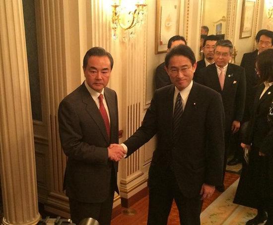 由于岸田先访华，然后再去东南亚，因此岸田在访问东盟各国时会谈到在华磋商的结果。成汉平认为，去东南亚要谈的是日本对海上安全的关注。所谓“对海上安全的关注”就是暗示中国在南海人工吹填工程妨碍了所谓的“航行自由”。