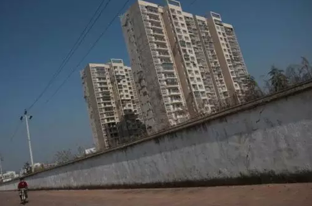 其中，“原则上不再建设封闭住宅小区，已建成的住宅小区和单位大院要逐步打开”这句话，引发热烈讨论。已建成小区谁有权决定开放？今后没有封闭式小区，是否意味着小区不再有物业？小区开放后安全如何保证？小区打开之后，有没有什么配套措施来保障大家的权利？对于这一系列的问题，看看专家怎么说。而对于拆除围墙是否违反《物权法》，最高法相关人员今天上午也进行了回应。
