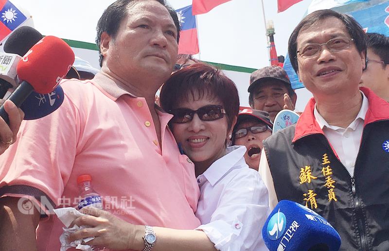 由屏东渔民组成的护“主权”船队31日上午10时回到屏东盐埔渔港。洪秀柱特别到现场迎接，并拥抱活动发起人郑春忠。