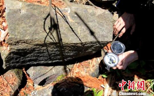 原文配图：专家们实地调查时，指南针、罗盘靠近玄武质火山岩体时，其指向会明显偏离磁北方向。