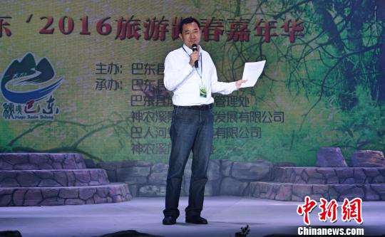 4月28日，湖北省巴东县举行“2016旅游踏春嘉年华”活动，开幕式上陈行甲用英文将前天推出的《巴东之恋》的歌词朗诵了一遍。