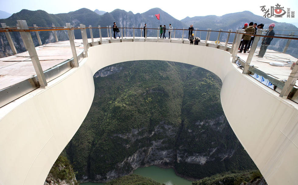 重庆建世界第一玻璃廊桥 悬挑于千米高空(组图)