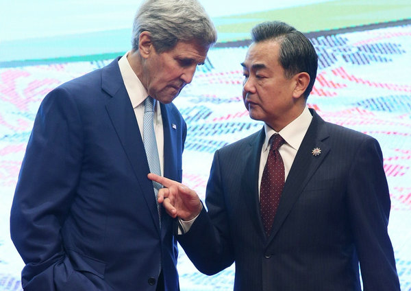 资料图：中国外交部长王毅在与美国国务卿克里。