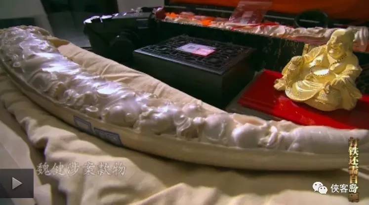 类似的镜头，出现在与朱明国同时被牵连出的原广东省纪委副书记钟世坚家里。此君癖好独特，“上千瓶酒”，“200多斤虫草”，“好多现金成捆，收了就放在那儿，印章还有90年代的”。而朱明国？镜头虽然只从他的豪华别墅一角扫过，但他收受的钱财，则是“1.41亿元，另有9104万元财产不能说明来源”。