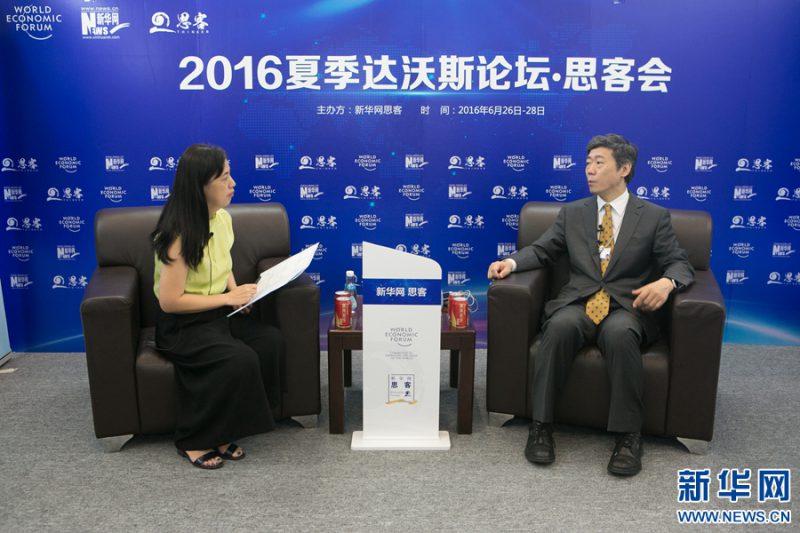 图为清华大学中国与世界经济研究中心主任李稻葵在2016夏季达沃斯论坛接受思客专访。董博越 摄 