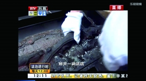 经过检查，民警发现铁箱子原来是个电暖气。