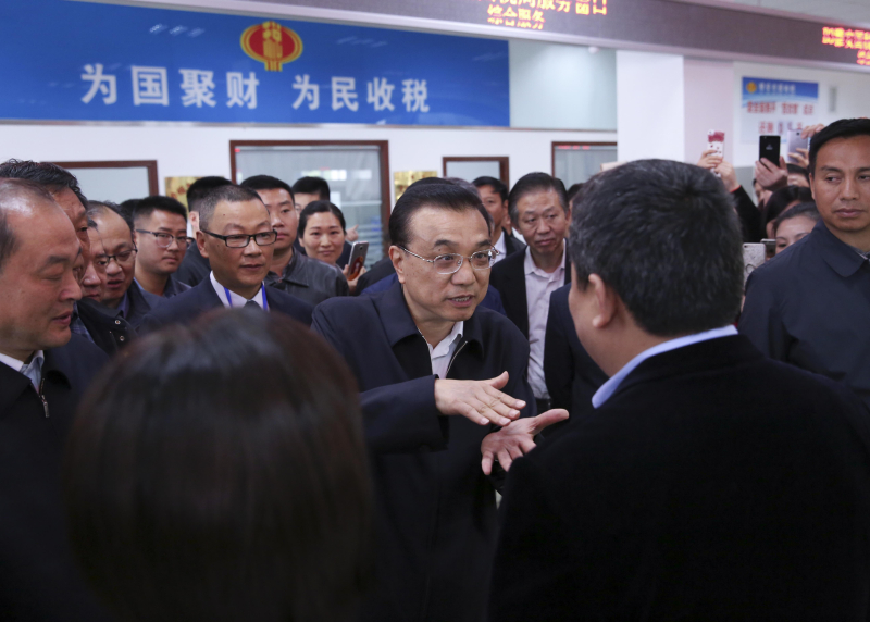 实施创新驱动发展战略、培育壮大新经济为中西部发展带来广阔前景。李克强听取了成都科学城规划和建设进展汇报，勉励他们打造发展新经济的核心区、培育新动能的拓展区。郫县菁蓉创客小镇一度因传统产业不振造成厂房等资源闲置，随着大众创业、万众创新蓬勃兴起，这里聚集了近万名年轻创客，李克强与他们交谈，欣喜地观看一个个创意新产品，看到他们利用大数据为有关机构开发新经济指数和双创指数提供支撑，李克强说，发展新经济空间巨大，双创极大激发了人民群众的无穷创造力。他叮嘱随行部门负责人，要按照推进结构性改革尤其是供给侧结构性改革要求，面向新经济发展的需要，加快完善政府管理与服务，加大相关政策支持。在东方电气公司，得知企业在重大装备多个领域取得关键突破，李克强说，国有大企业要深化改革开放，学习借鉴全球先进理念和技术，改造提升传统动能，打造中国装备的世界品牌。