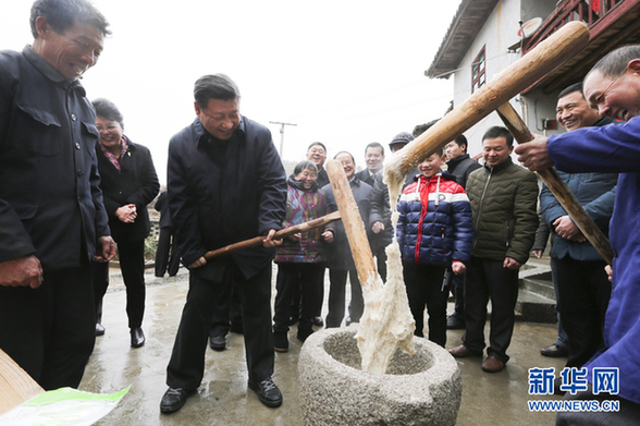 2016年2月1日至3日，中共中央总书记、国家主席、中央军委主席习近平来到江西，看望慰问广大干部群众和驻赣部队。这是2月2日，习近平在井冈山市茅坪乡神山村同村民一起打糍粑。新华社记者兰红光摄