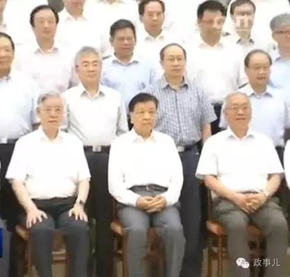 刘云山左右两侧分别为丘成桐和晁恩祥