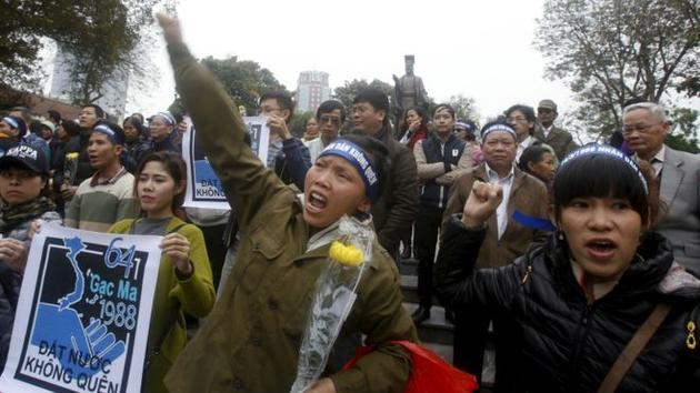 越南首都河内14日爆发小规模的反华游行，示威者以纪念1988年中越“南沙海战”（即“3·14海战”）的名义，对中国在南海问题上的立场妄加指责。观察者网