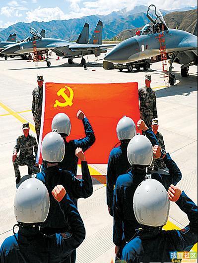 资料图：解放军精锐作战部队在党旗下宣誓。