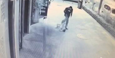 男子凶残殴打2岁男童视频截图