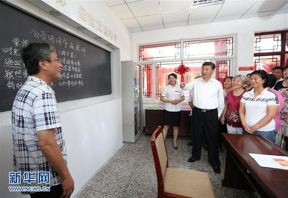 2016年7月28日，中共中央总书记、国家主席、中央军委主席习近平到河北唐山市调研考察。这是习近平在唐山市祥富里社区文化大讲堂观摩诗歌讲座。新华社记者兰红光摄
