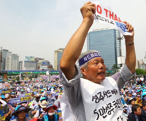 韩国民众举行集会反对部署“萨德”系统 。新华社记者 姚琪琳 摄