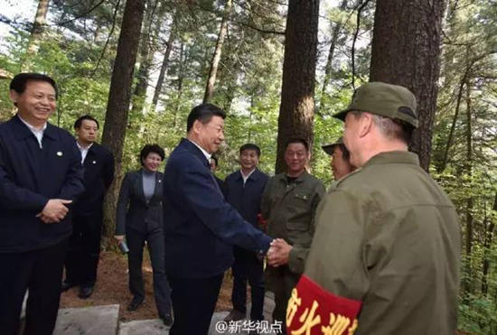 图为：2016年5月23日，习近平走进红松林深处，同正在巡山的护林员进行交流，了解他们的工作生活情况。