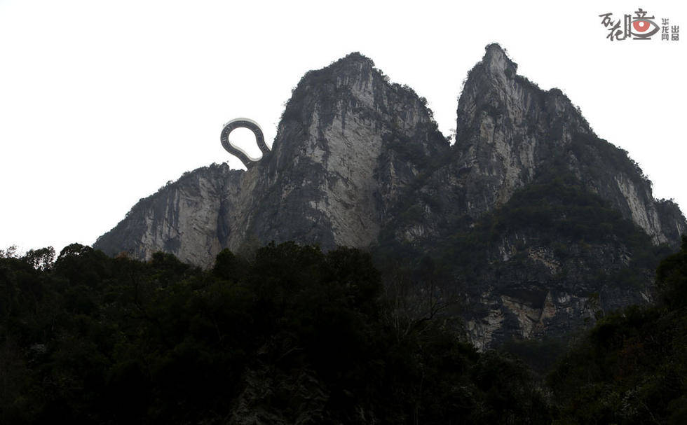 重庆建世界第一玻璃廊桥 悬挑于千米高空(组图)