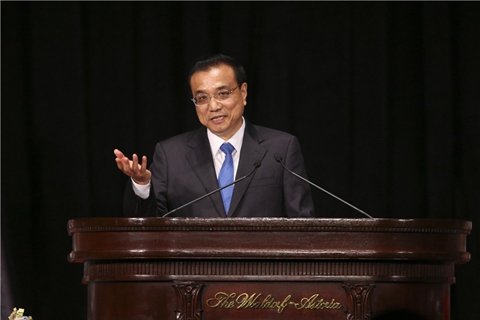 成立于1907年的纽约经济俱乐部，是美国重要的公共论坛，也是开展演讲活动的重要场所。当地时间9月20日晚，李克强总理出席纽约经济俱乐部、美中贸易全国委员会和美中关系全国委员会举行的千人欢迎宴会时，致辞并回答提问，幽默应对、妙语频出。短短4个回答，9次被全场热烈的掌声和笑声打断。