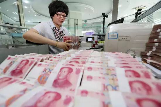人民币在未来一年仍可能贬值5%，那么破7是大概率事件，我们可能要考虑，到了明年年底，人民币兑美元到底是7.2还是7.3的问题。