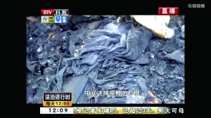 被烧毁的面包车后座。