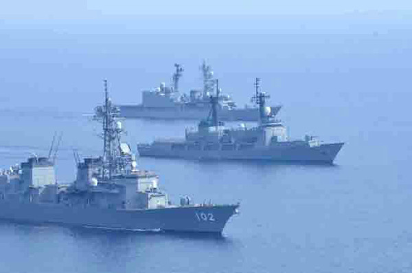 3月15日，日本海上自卫队海上幕僚监部公布了本年度远洋航海训练的详细信息。其中，海自将派遣一艘潜艇停靠菲律宾面向南海的苏比克湾。这将是时隔15年后，日本潜艇再次停靠苏比克湾。此外，编队内其他舰艇将首次停靠越南金兰湾。日本分析人士普遍认为此举意在制约正在南海“推进军事基地化”的中国，加强日本在南海的存在感。
