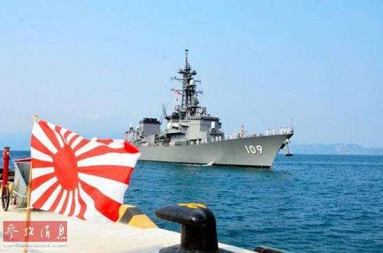 外媒称，12日上午，日本海上自卫队“有明”号和“濑户雾”号两艘护卫舰停靠越南中南部的金兰湾。金兰湾是越南进行南海防卫的最重要据点，越南一直严格限制外国船只靠港。这是日本舰船战后首次停靠金兰湾。针对在南海加强实效支配的中国，此举旨在展现日越加强防卫合作的姿态。