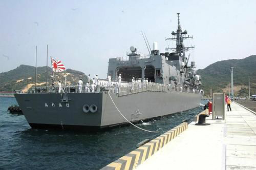 据日本媒体12日报道，日本海上自卫队护卫舰(国际通常称为驱逐舰)“有明”号和“濑户雾”号当天停靠于面朝南海的越南军事重镇金兰湾。同时，“伊势”号直升机母舰赴印度尼西亚参加“科莫多”多国海军联合演习。专家认为，加上很可能潜伏在南海的“亲潮”级潜艇，日方将有4艘舰艇活跃在南海。