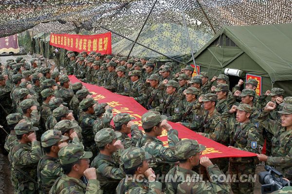 资料图：解放军装甲兵对党旗宣誓。