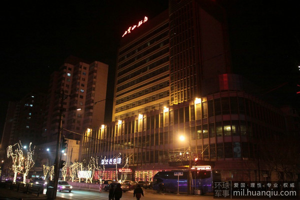 七宝山饭店在2011年归由辽宁鸿翔实业集团管理，并在2012年5月正式开张。有消息称它是“朝鲜在海外投资的唯一一家具有四星级标准的商务酒店。”“我们确实是一家中朝合资企业，出资大概朝方占70%，中方30%，但完全交由中方运营管理。会有一些朝鲜客人入住，但比例已经很小了，主要客流还是中国人。”图为七宝山饭店夜景。