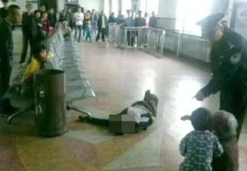 事发现场，当事民警似乎在和徐纯合母亲说话