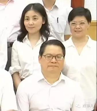 二排左为颜宁
