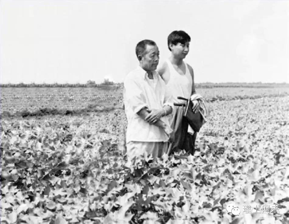 1985年,时任正定县委书记的习近平在农村调研