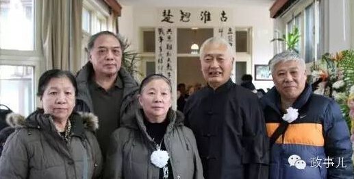 林彪之女林豆豆(右三)，陈毅之子陈小鲁(右二)