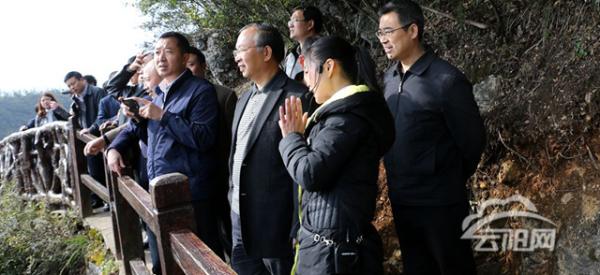 2016年3月，巴东县委书记陈行甲率党政代表团在云阳考察城市建设和旅游发展。