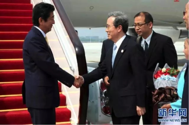 至于那名中方安检人员，在中国的社交网站上，他更是因为没有给没带证件的赖斯走后门，严格执行安检规定，而获得了中国网民的称赞，认为他非常负责!
